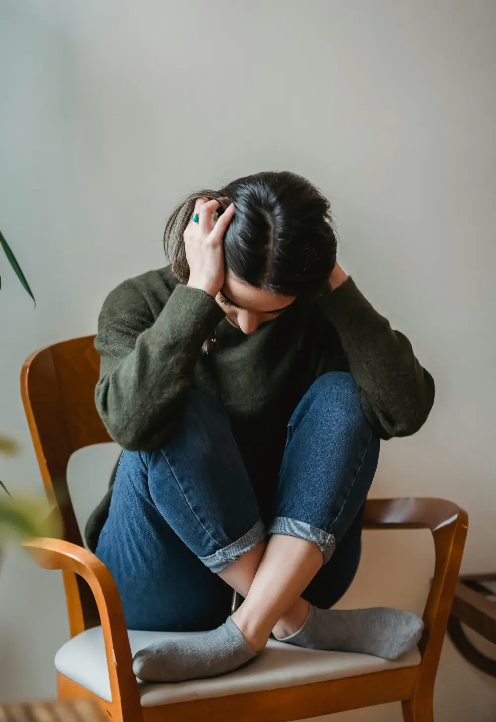 Mujer sentada con síntoma de molestia