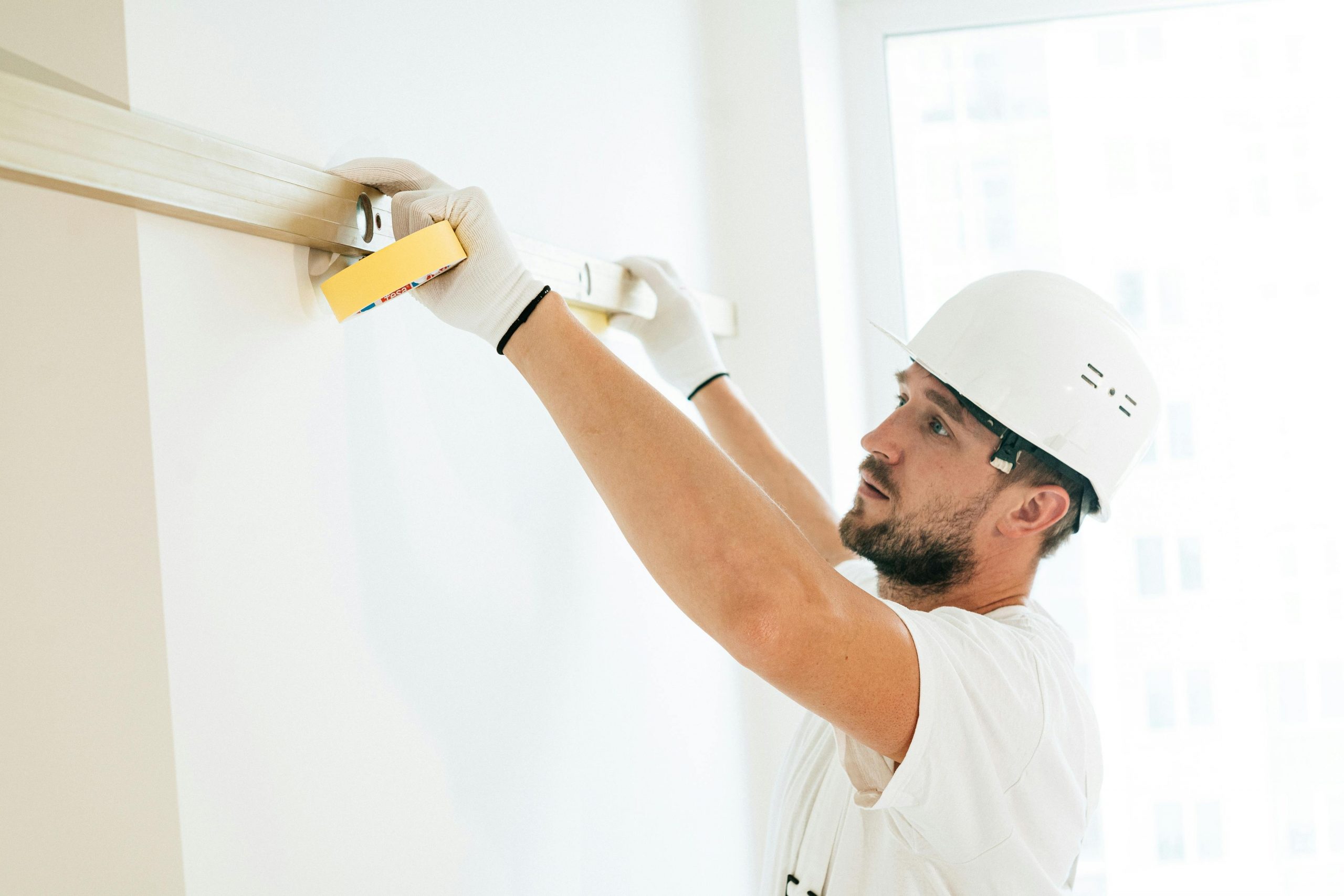 Técnico midiendo comprobando nivel de pared