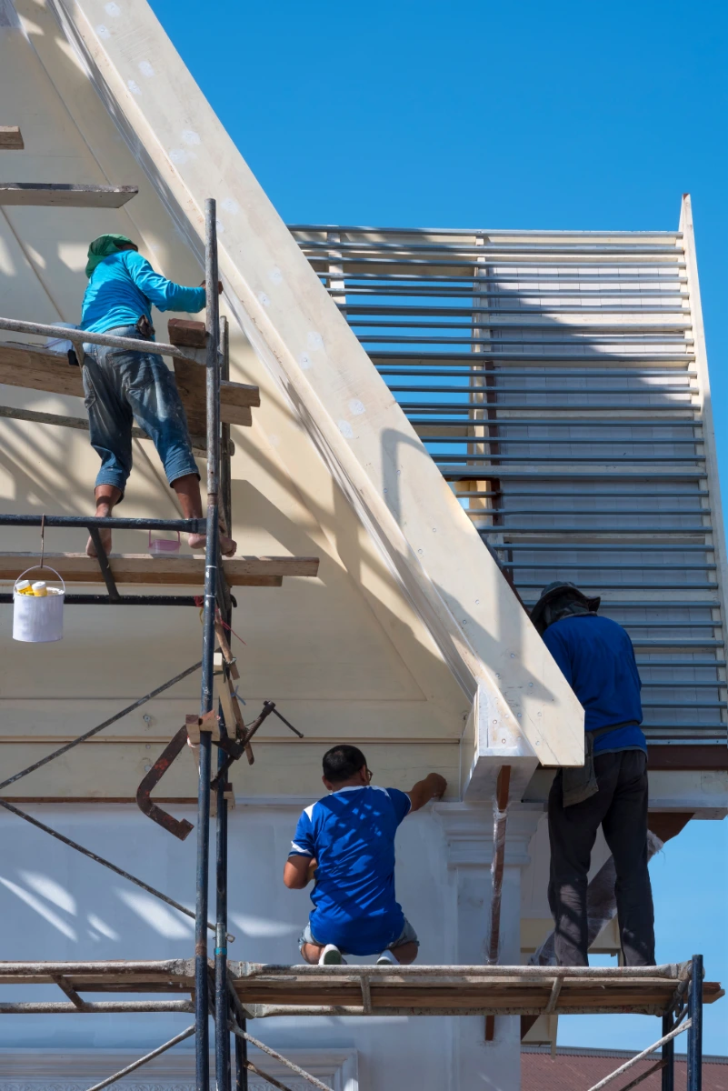 trabajadores construyendo fachada