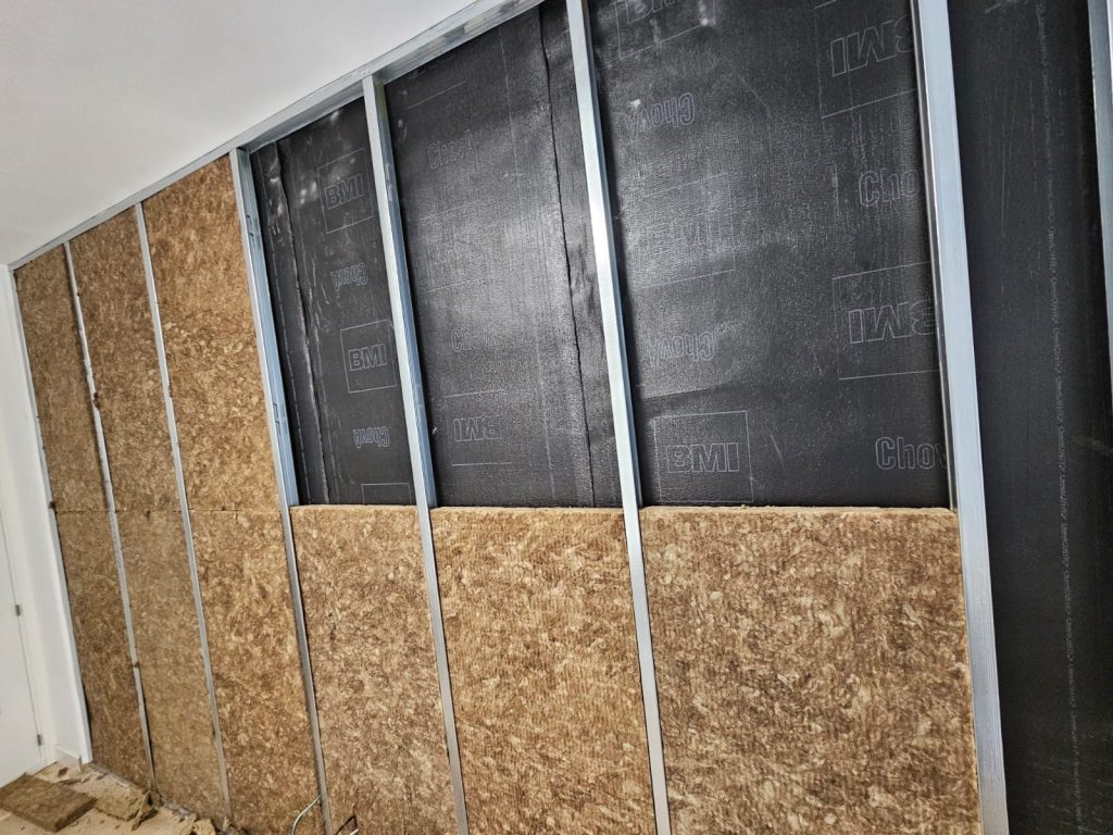 Materiales y proceso de aislamiento acústico para pared en vivienda de Madrid