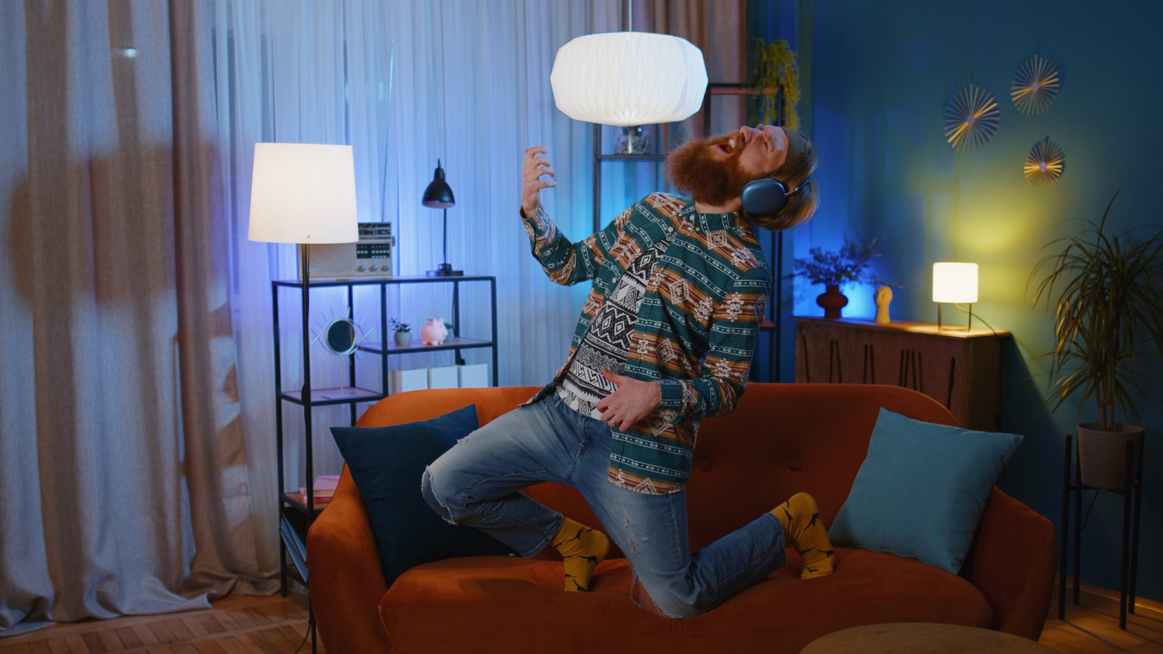 Hombre cantando en casa y molestando a los vecinos, ejemplo del ruido que se transmite por paredes y techos en una vivienda.