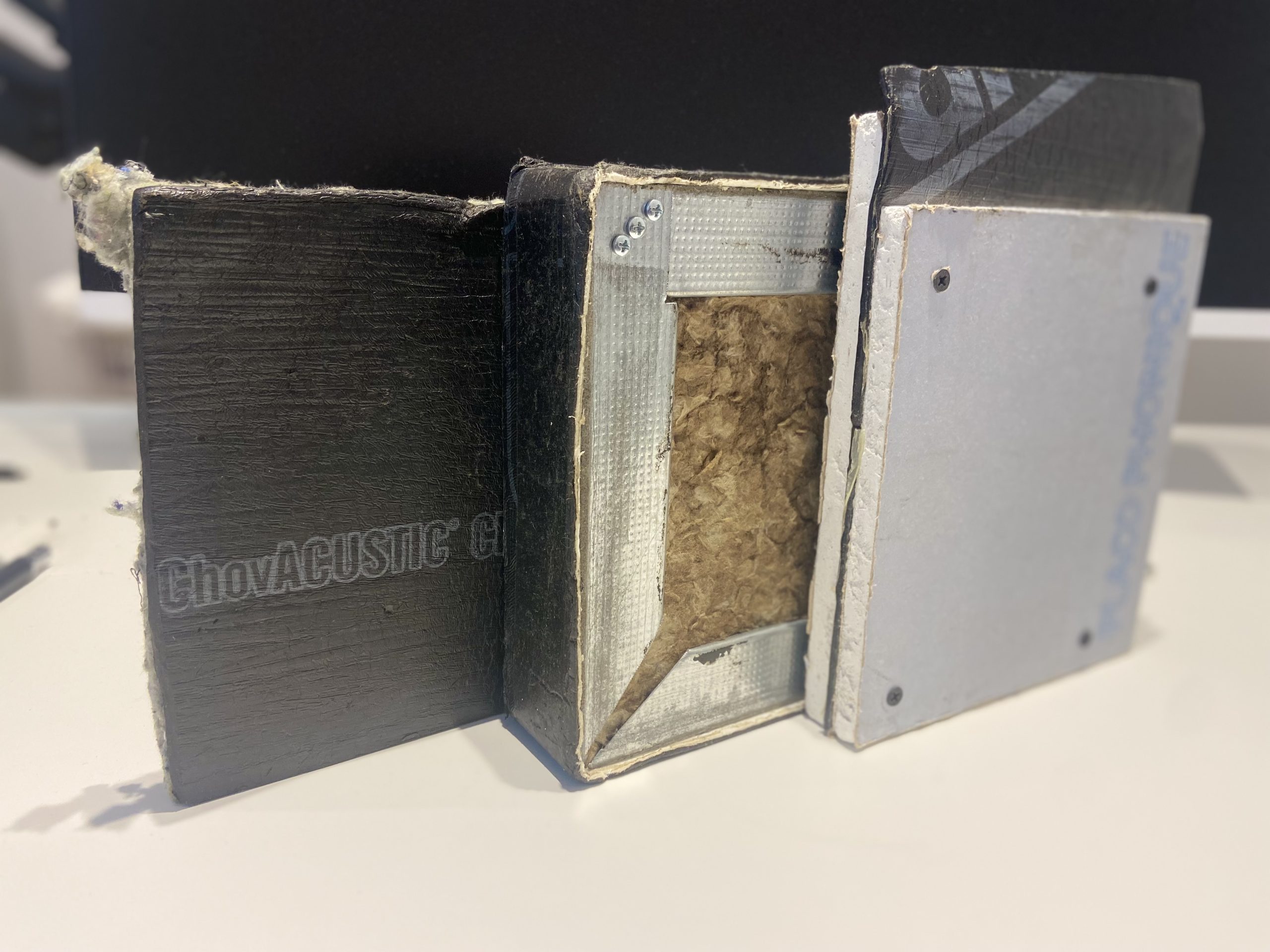 Detalle de materiales para aislamiento acústico de paredes con trasdosado de alto rendimiento.