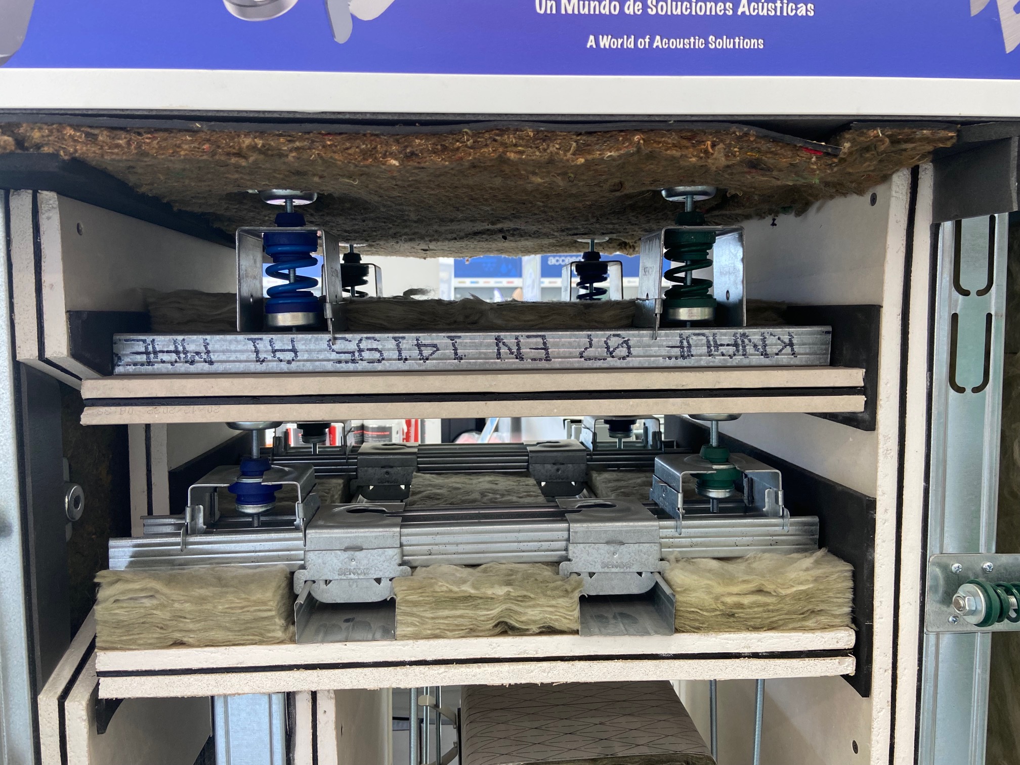 Sistema de aislamiento acústico en techo con estructura amortiguada, lana de roca y doble placa para reducir ruido de vecinos